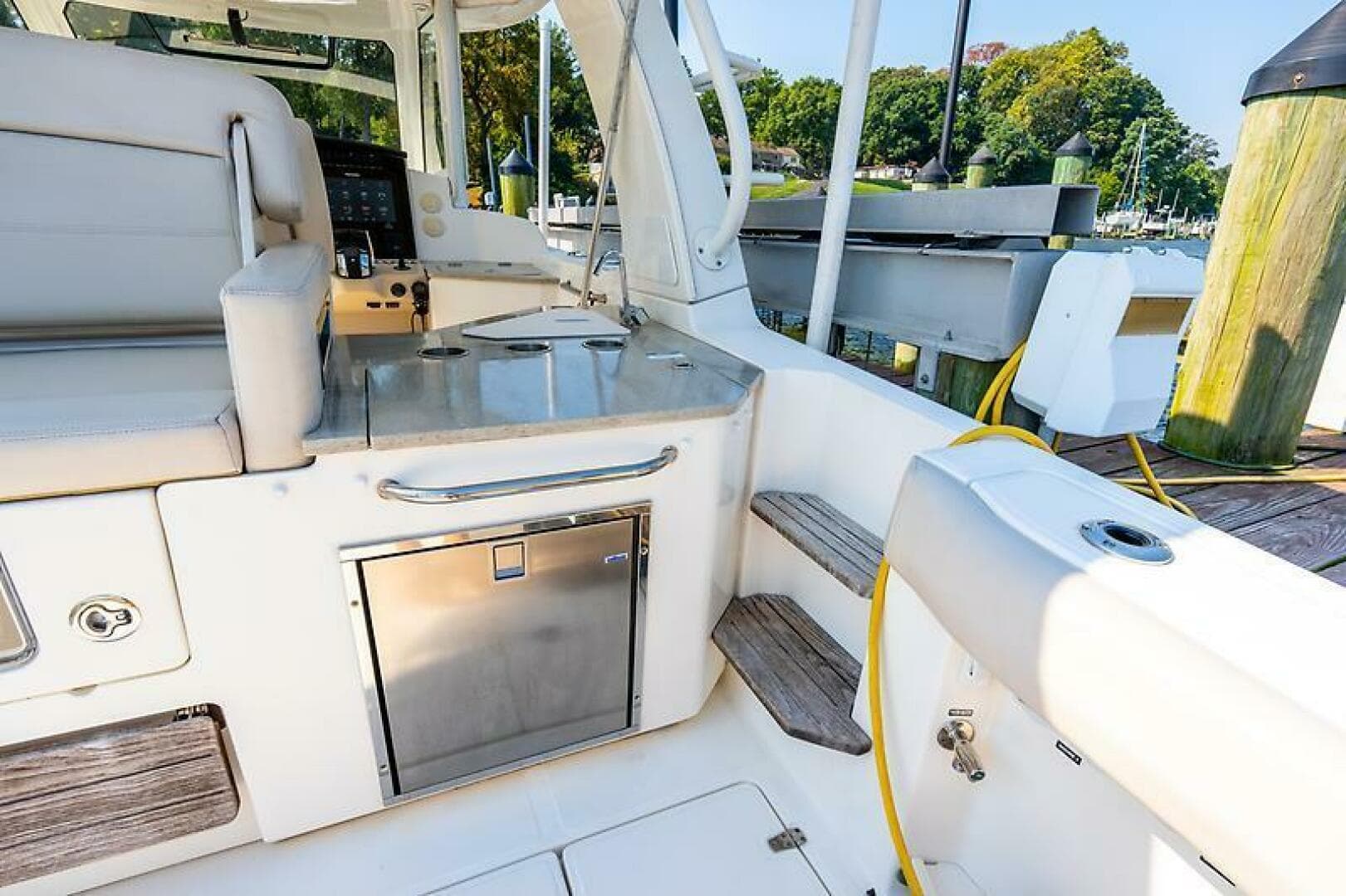 2018 Boston Whaler 350 Realm — photo 33