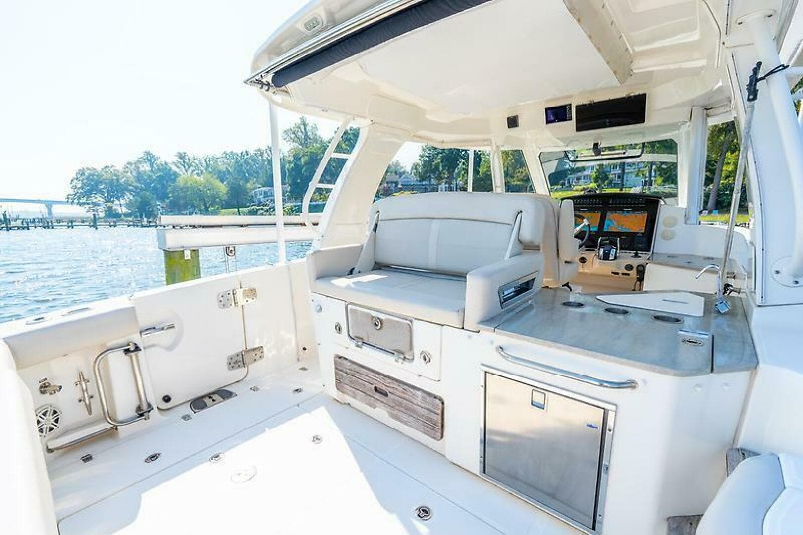 2018 Boston Whaler 350 Realm — photo 35