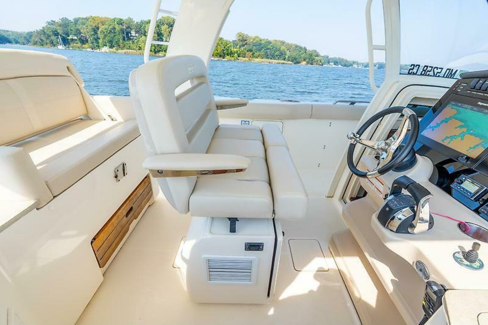 2018 Boston Whaler 350 Realm — photo 40