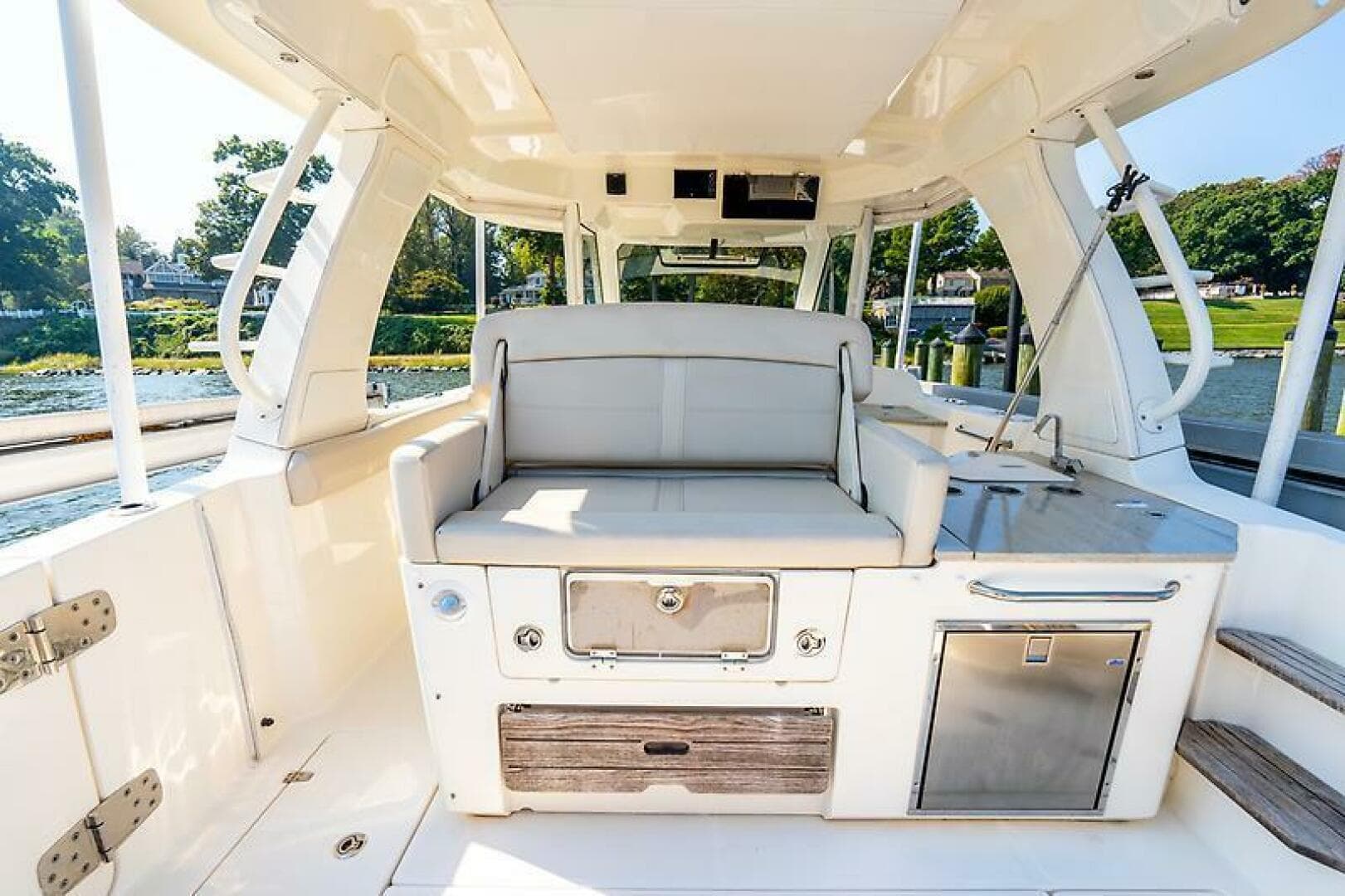 2018 Boston Whaler 350 Realm — photo 32