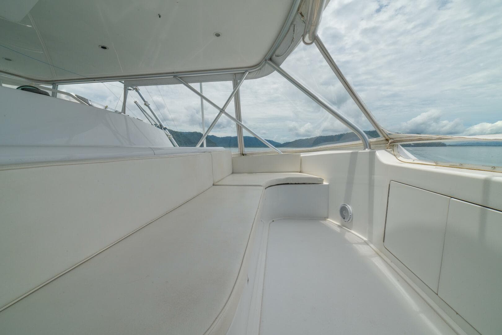 2004 Viking 61 Convertible — photo 17