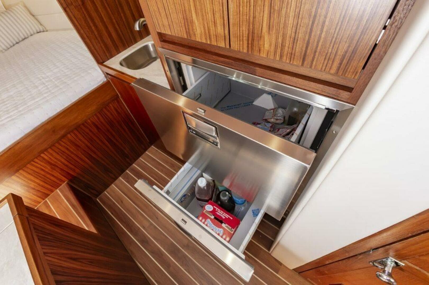 1985 Scarborough 41 Express — photo 32