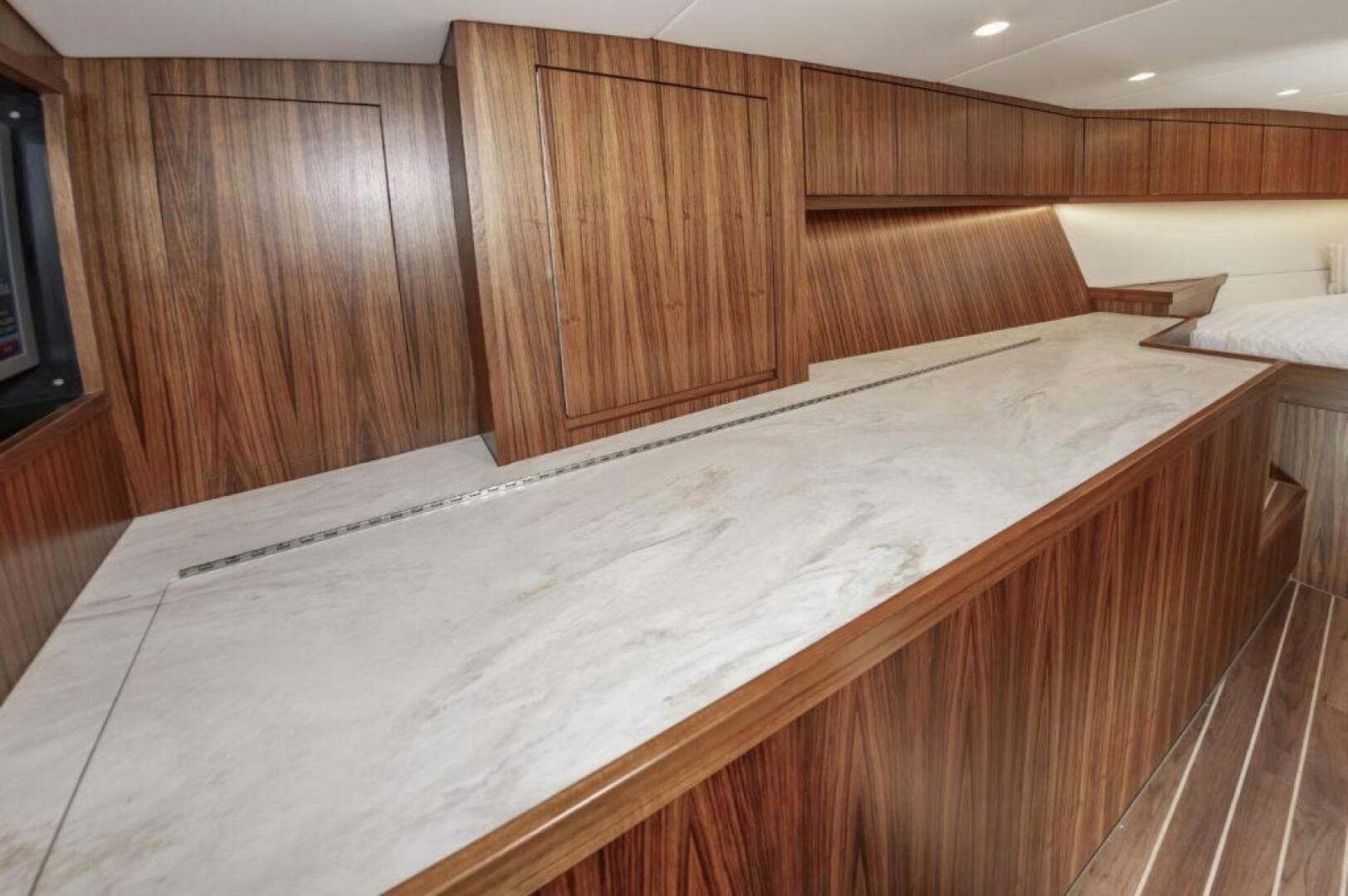 1985 Scarborough 41 Express — photo 30