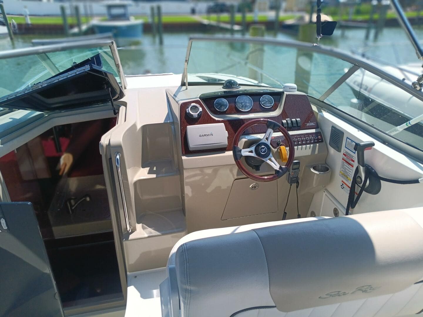 2010 Sea Ray 260 Sundancer — photo 19