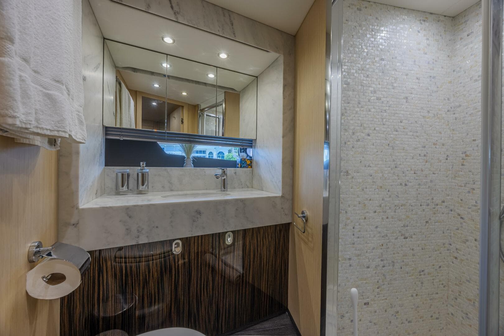 2017 Sunseeker 75 Yacht — photo 47