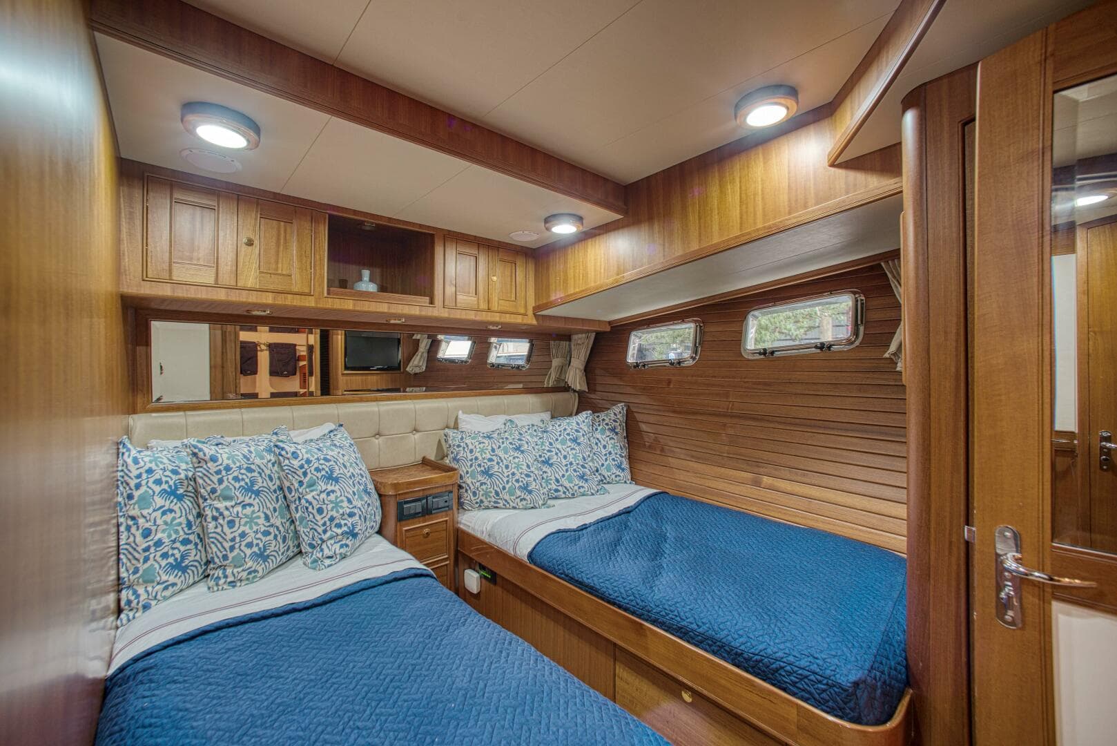 2011 Marlow Explorer 70E — photo 32