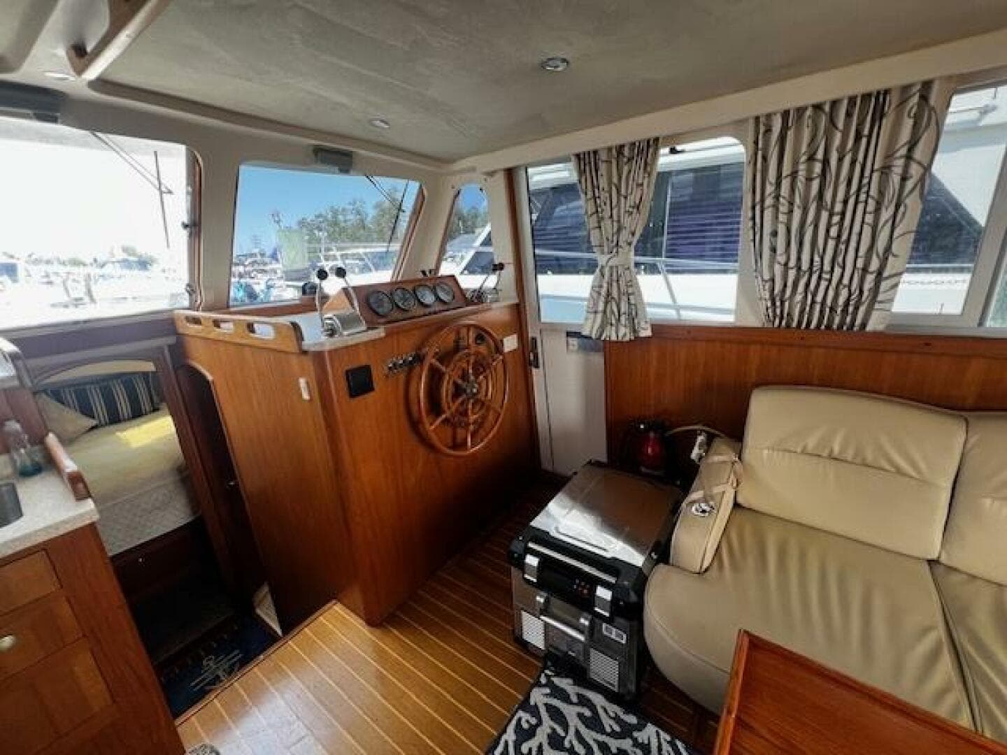 2000 Mainship 390 — photo 30