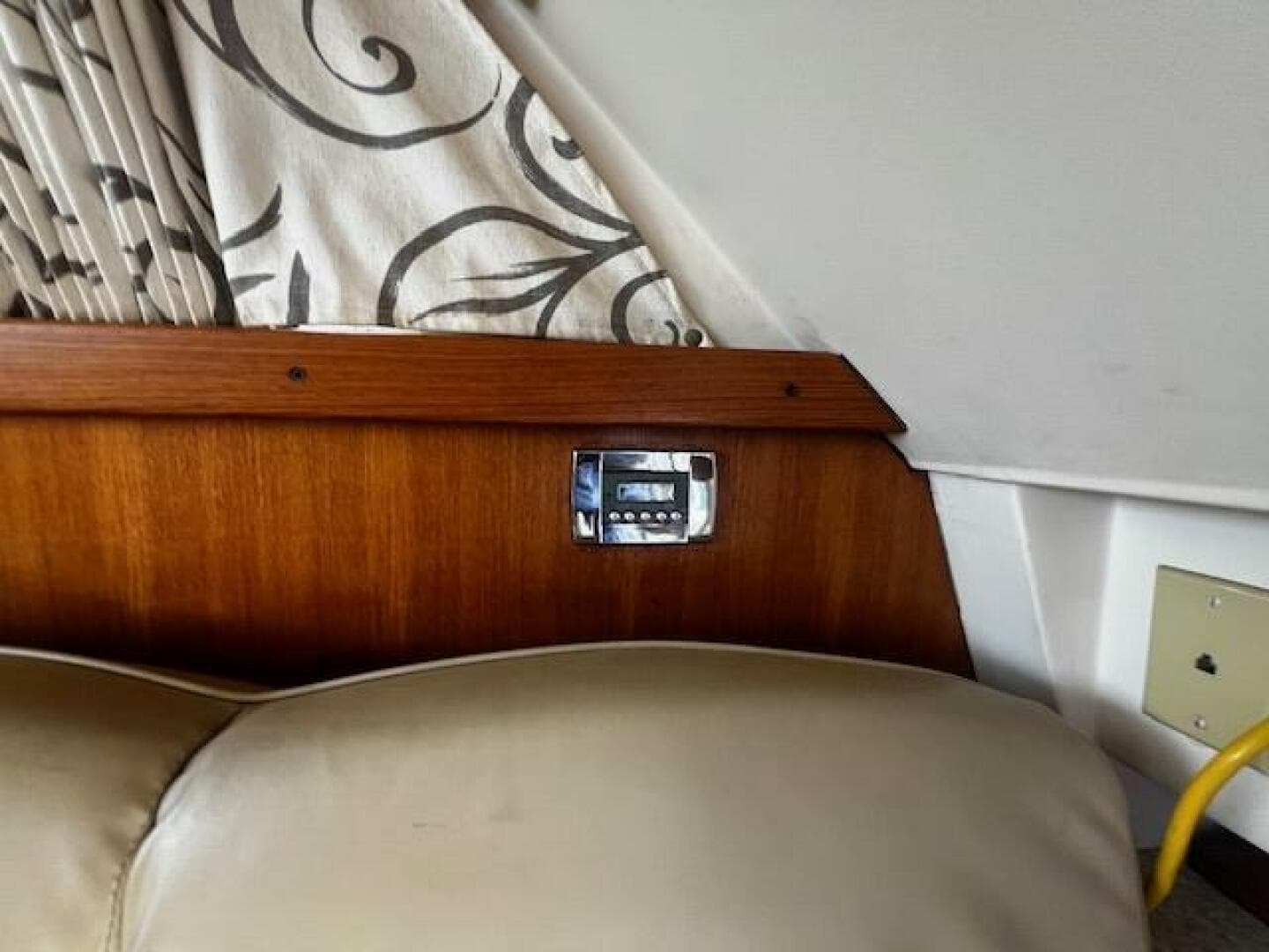 2000 Mainship 390 — photo 25