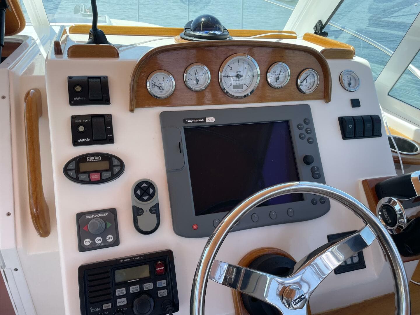 2004 Hunt Yachts Surfhunter — photo 4