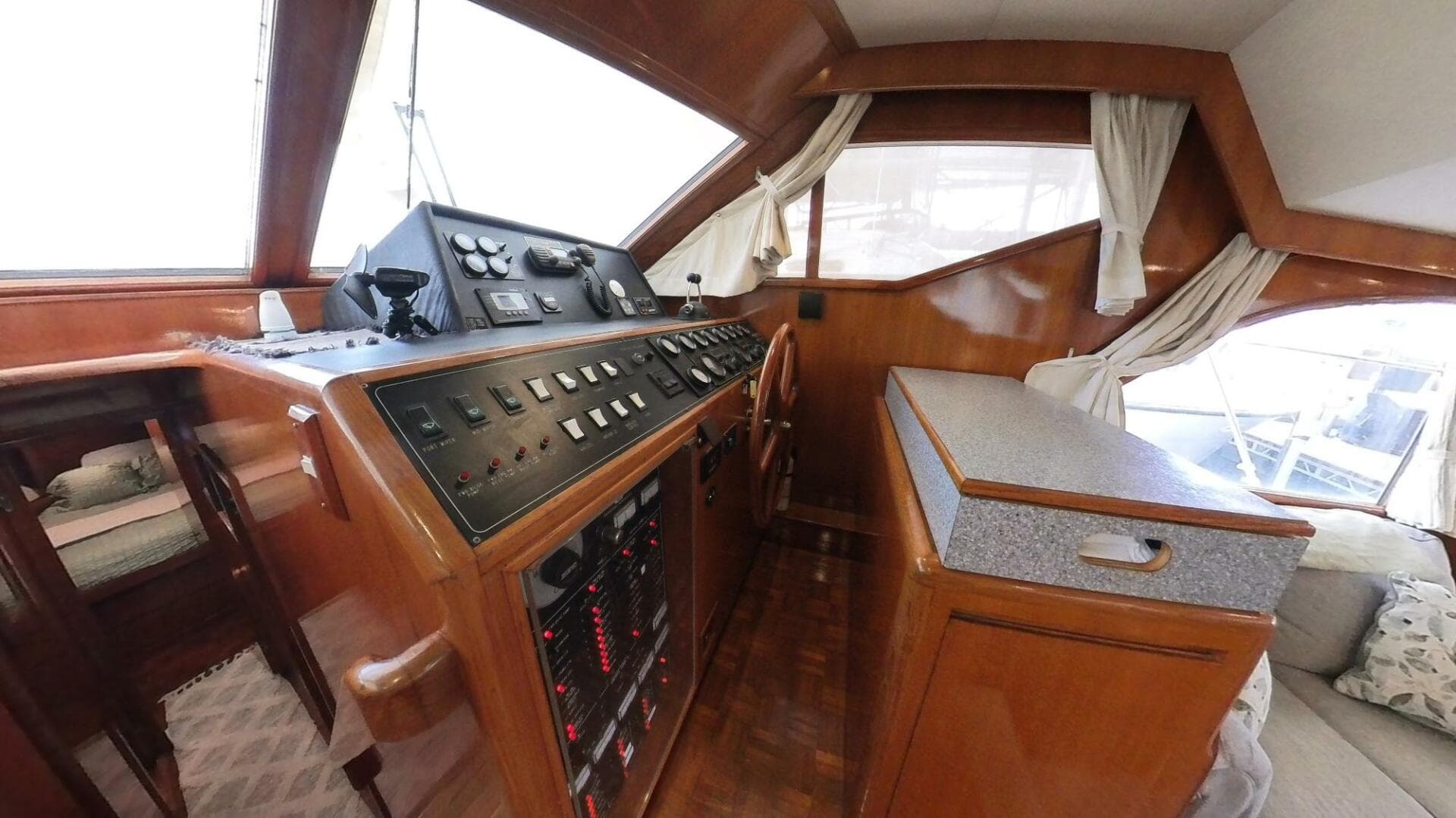 1998 Ocean Alexander 500 Sport Sedan — photo 17