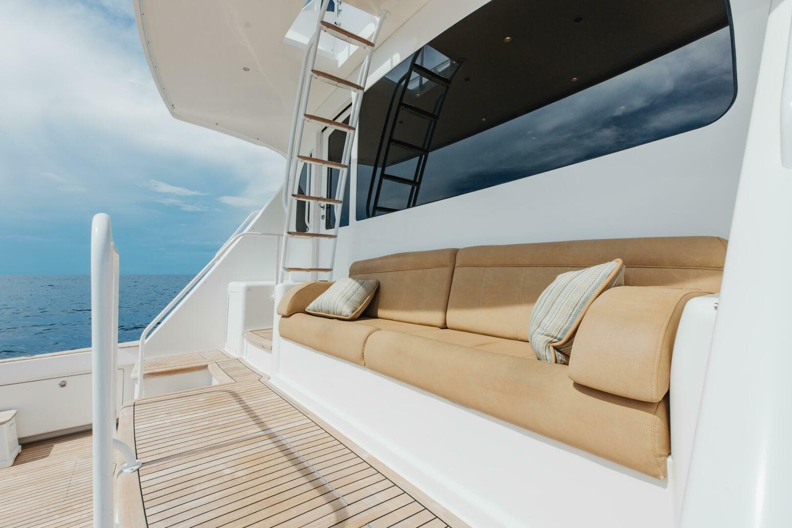 2012 Viking 76 Enclosed Flybridge — photo 4