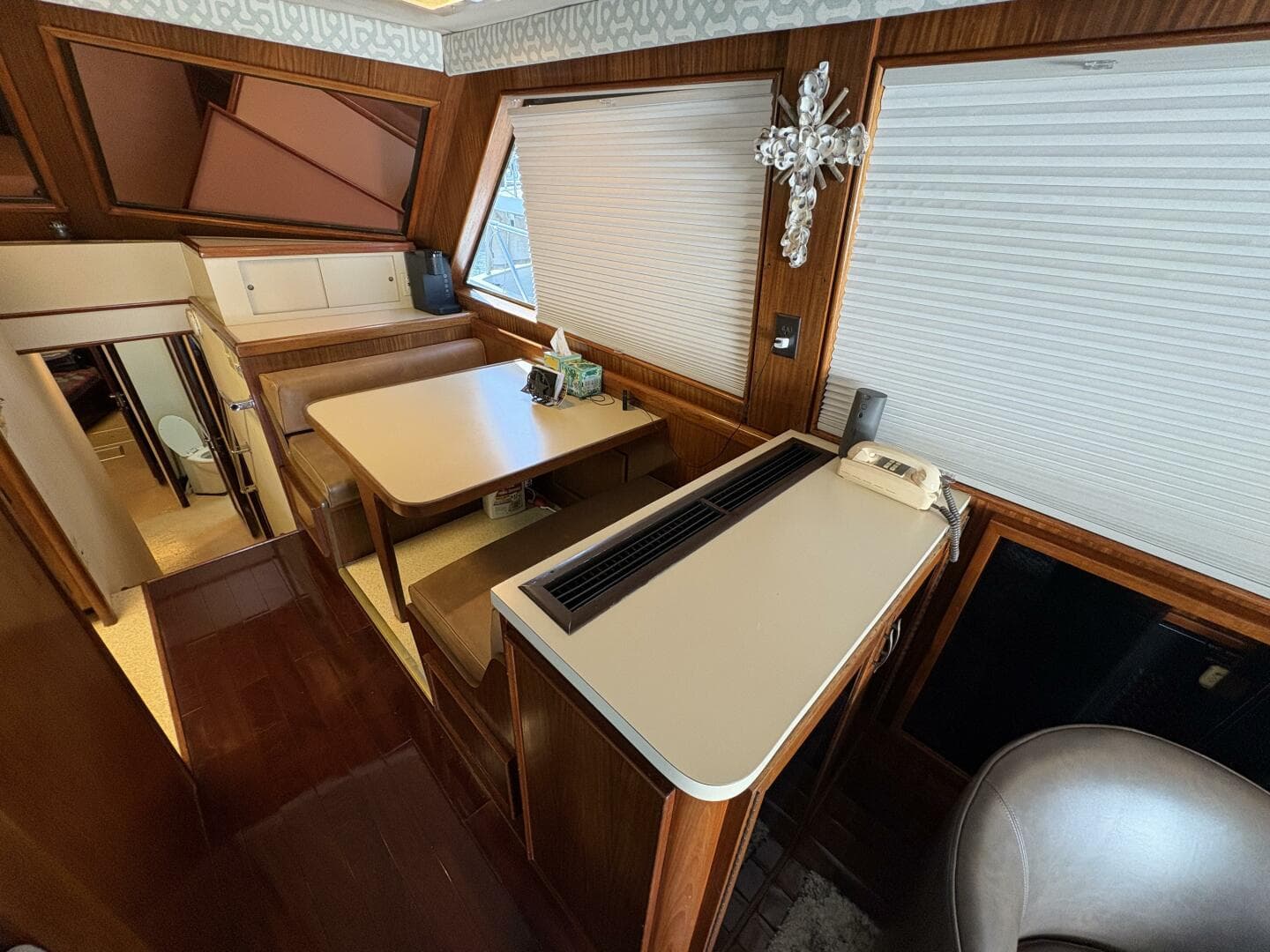 1985 Hatteras 60 Enclosed Bridge — photo 3
