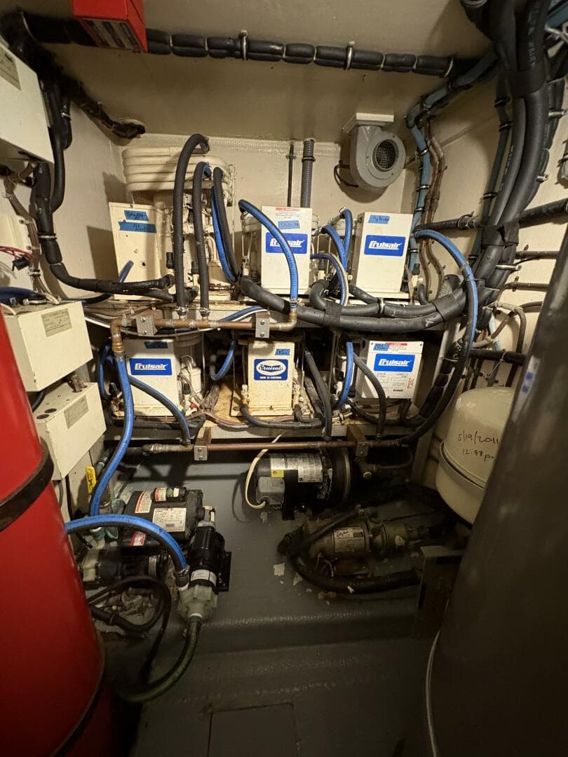 1985 Hatteras 60 Enclosed Bridge — photo 38