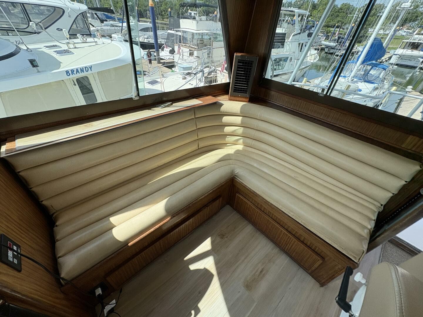 1985 Hatteras 60 Enclosed Bridge — photo 31