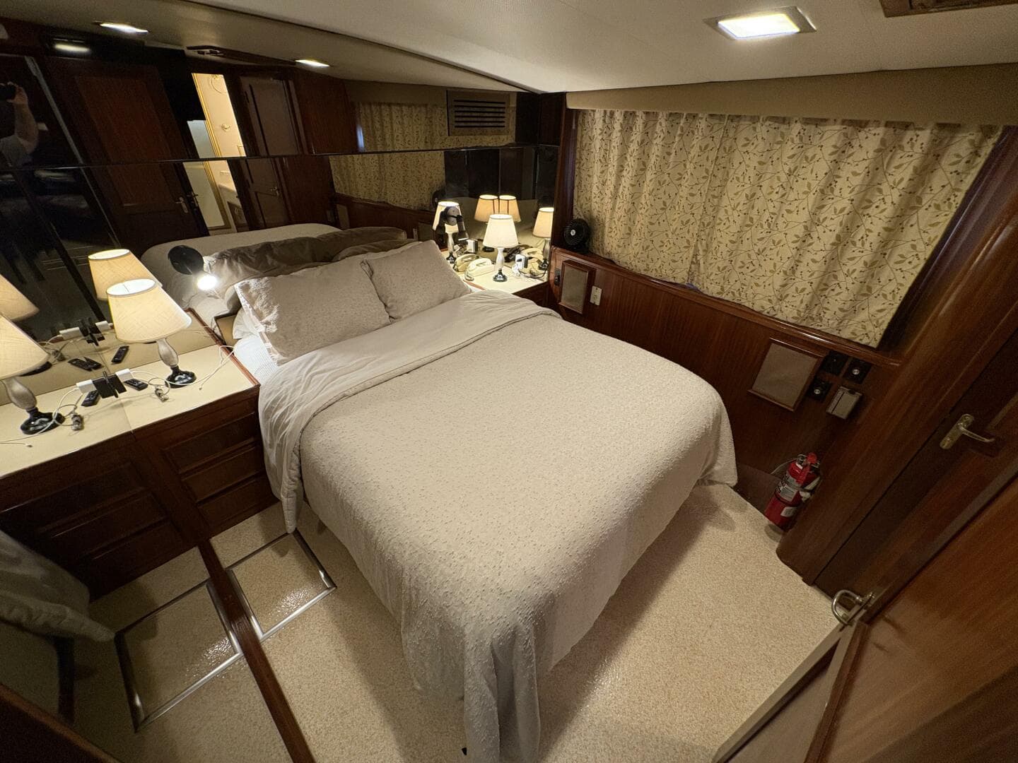 1985 Hatteras 60 Enclosed Bridge — photo 24