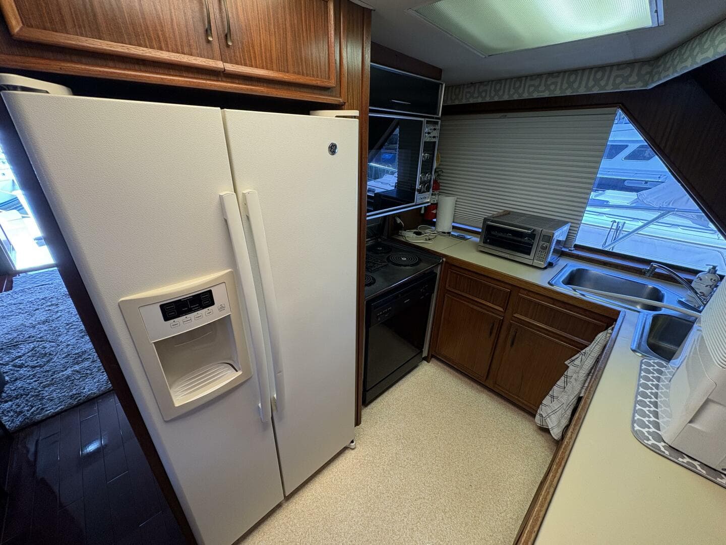 1985 Hatteras 60 Enclosed Bridge — photo 10