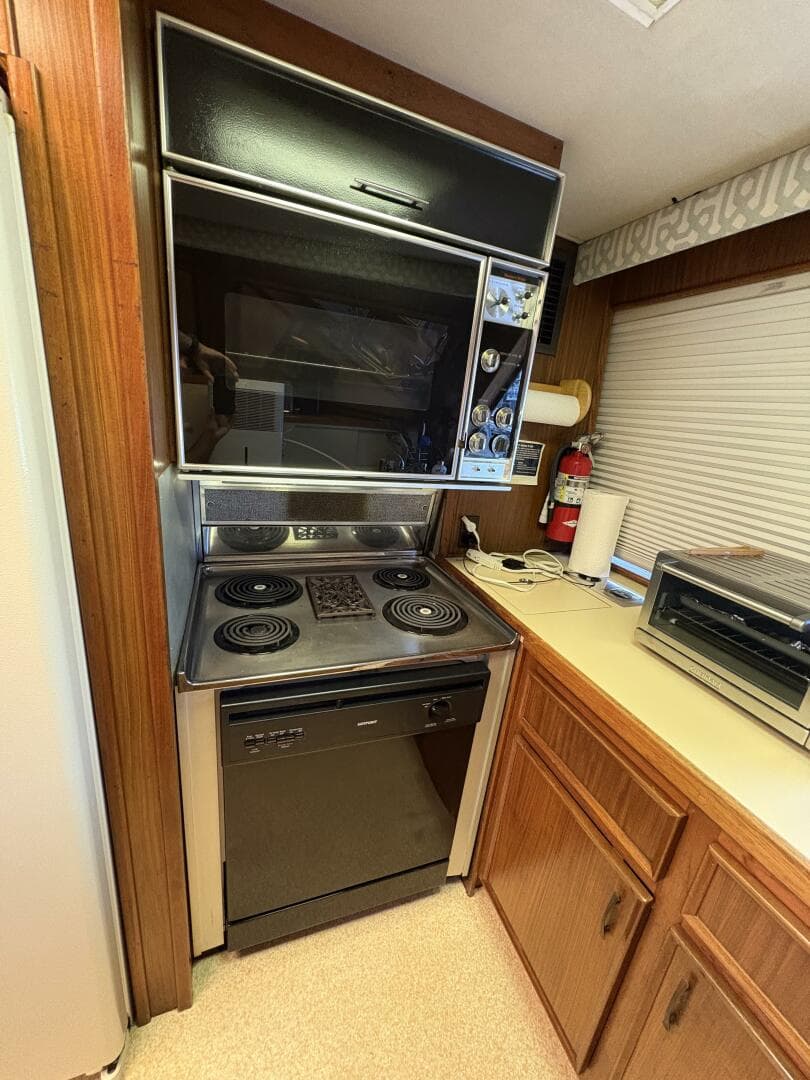 1985 Hatteras 60 Enclosed Bridge — photo 11