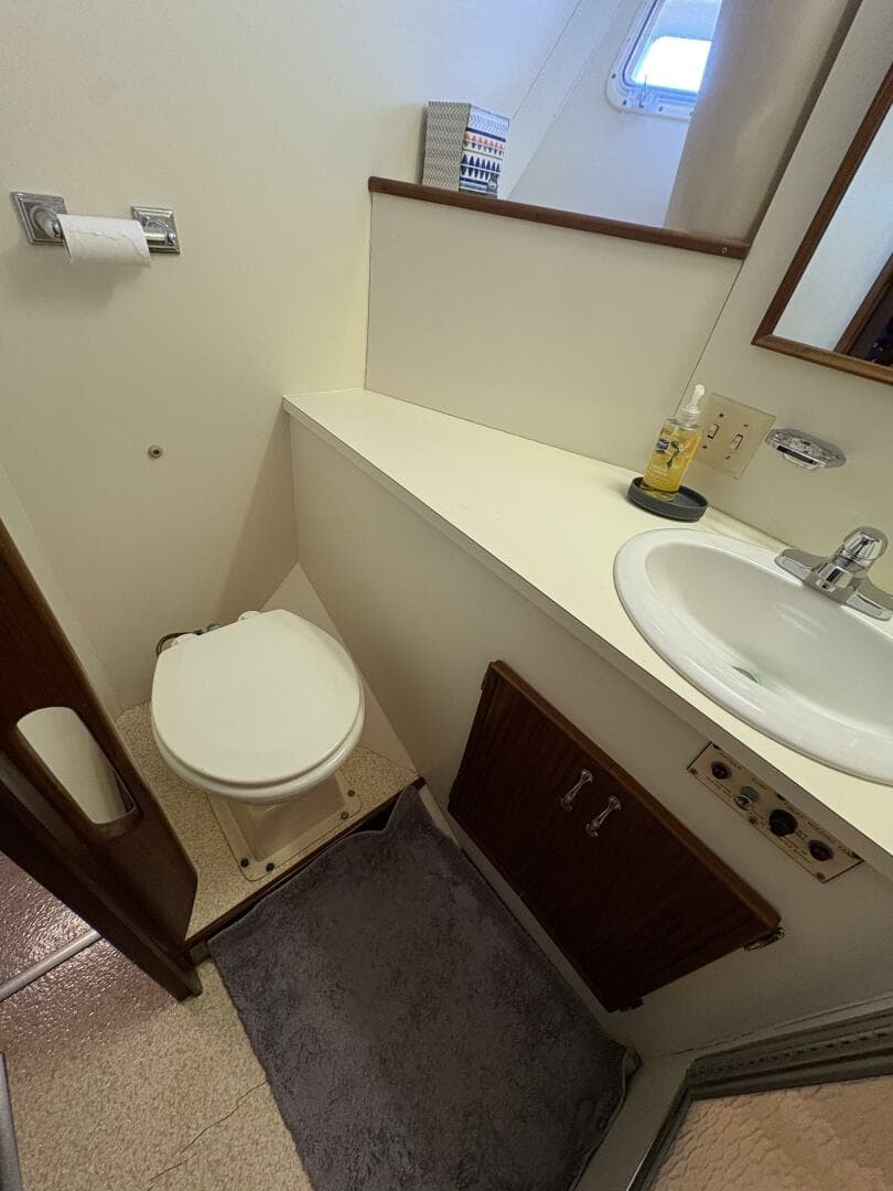 1985 Hatteras 60 Enclosed Bridge — photo 20