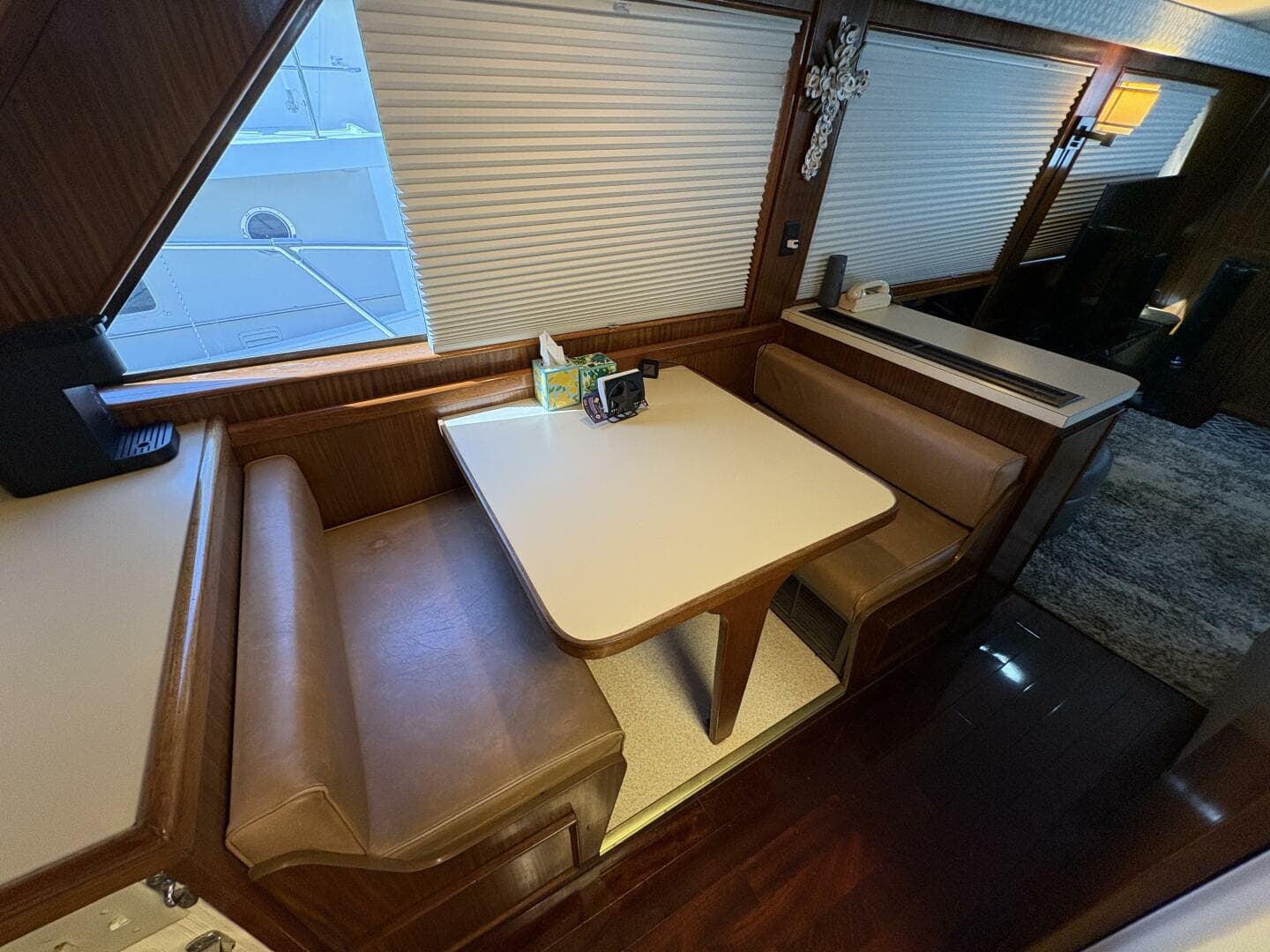 1985 Hatteras 60 Enclosed Bridge — photo 15