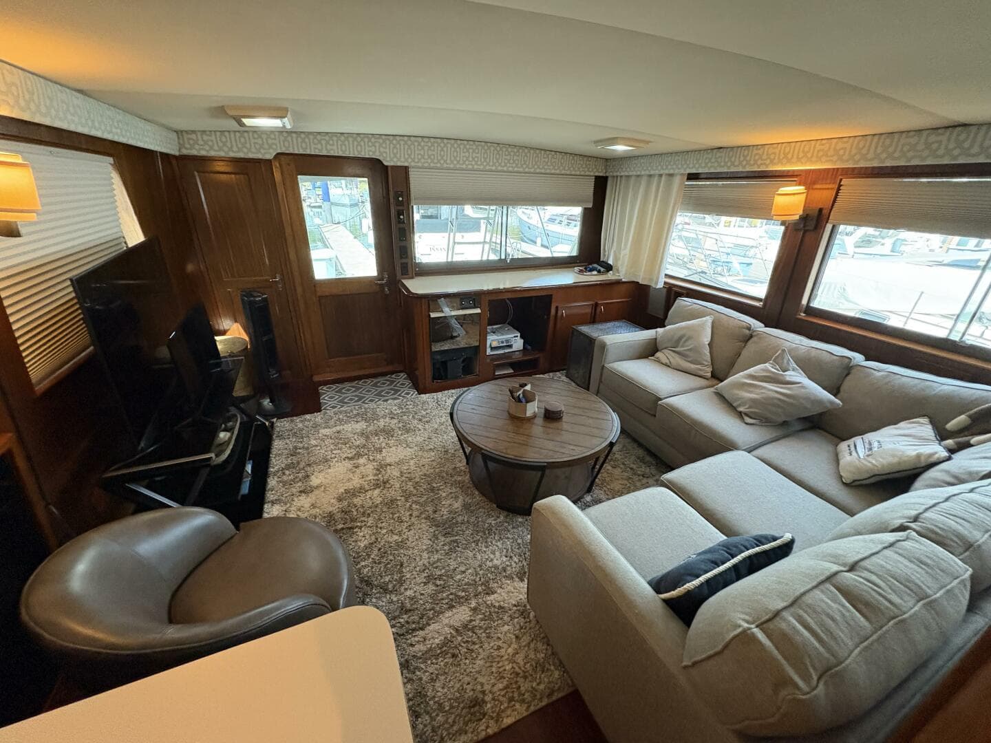 1985 Hatteras 60 Enclosed Bridge — photo 14