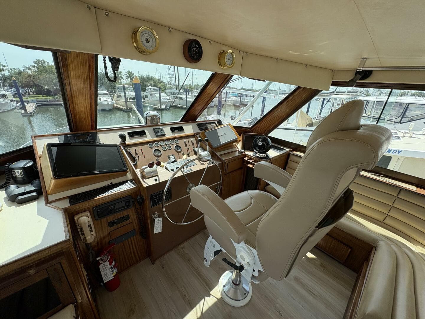 1985 Hatteras 60 Enclosed Bridge — photo 4