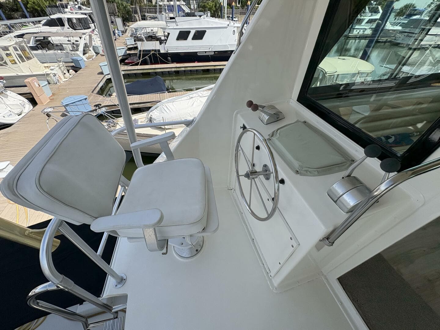 1985 Hatteras 60 Enclosed Bridge — photo 33
