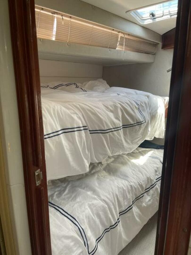 1985 Sea Ray 460 Express Cruiser — photo 21