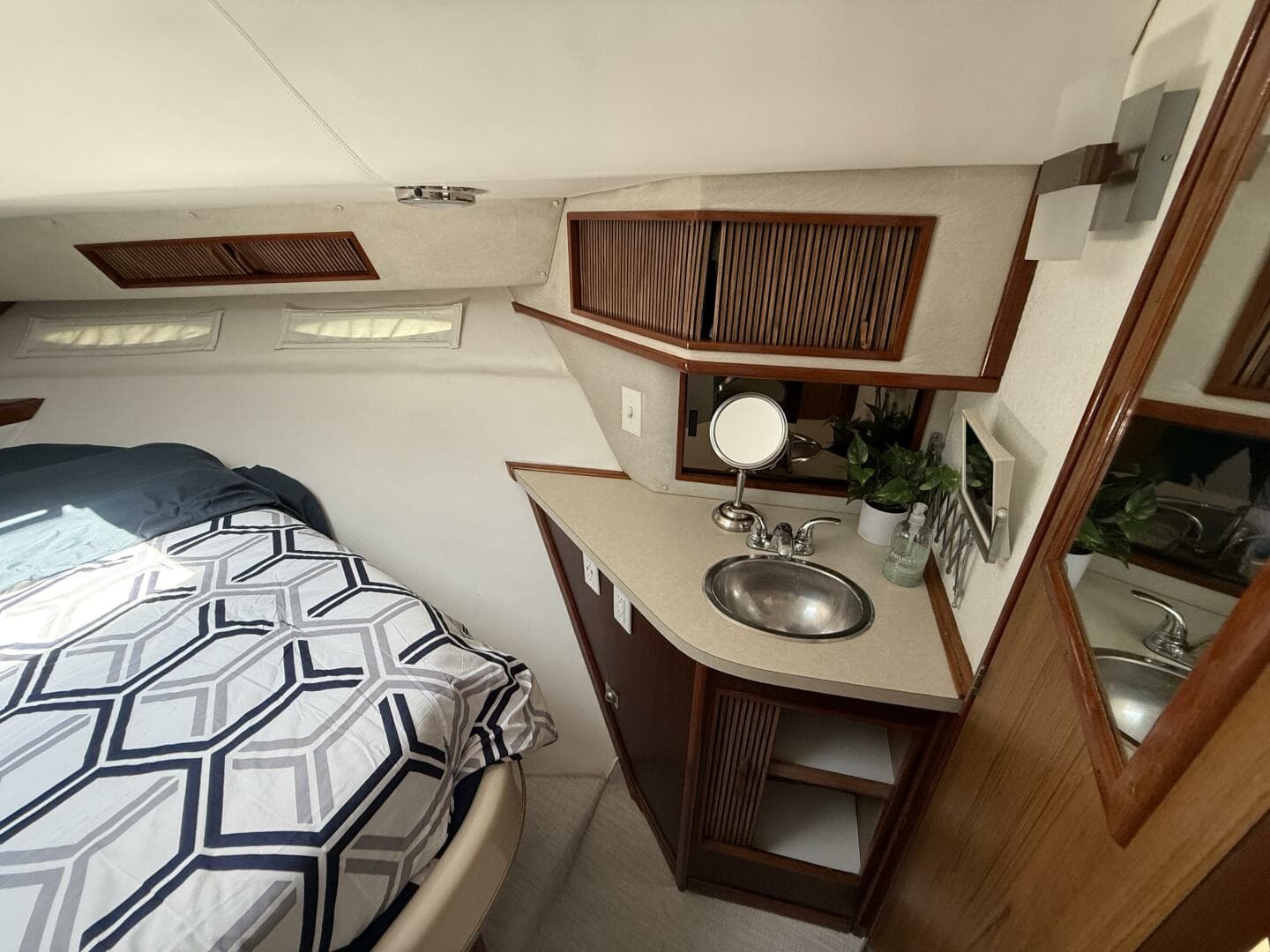 1985 Sea Ray 460 Express Cruiser — photo 19