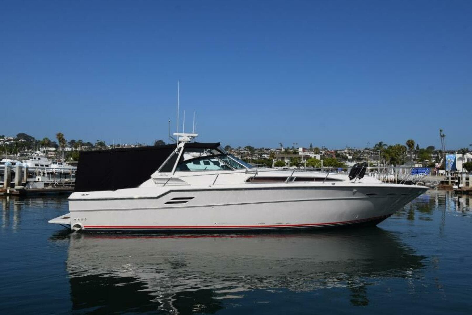 1985 Sea Ray 460 Express Cruiser — photo 2