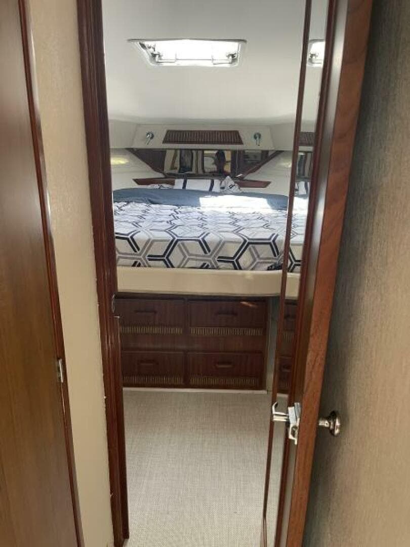 1985 Sea Ray 460 Express Cruiser — photo 17