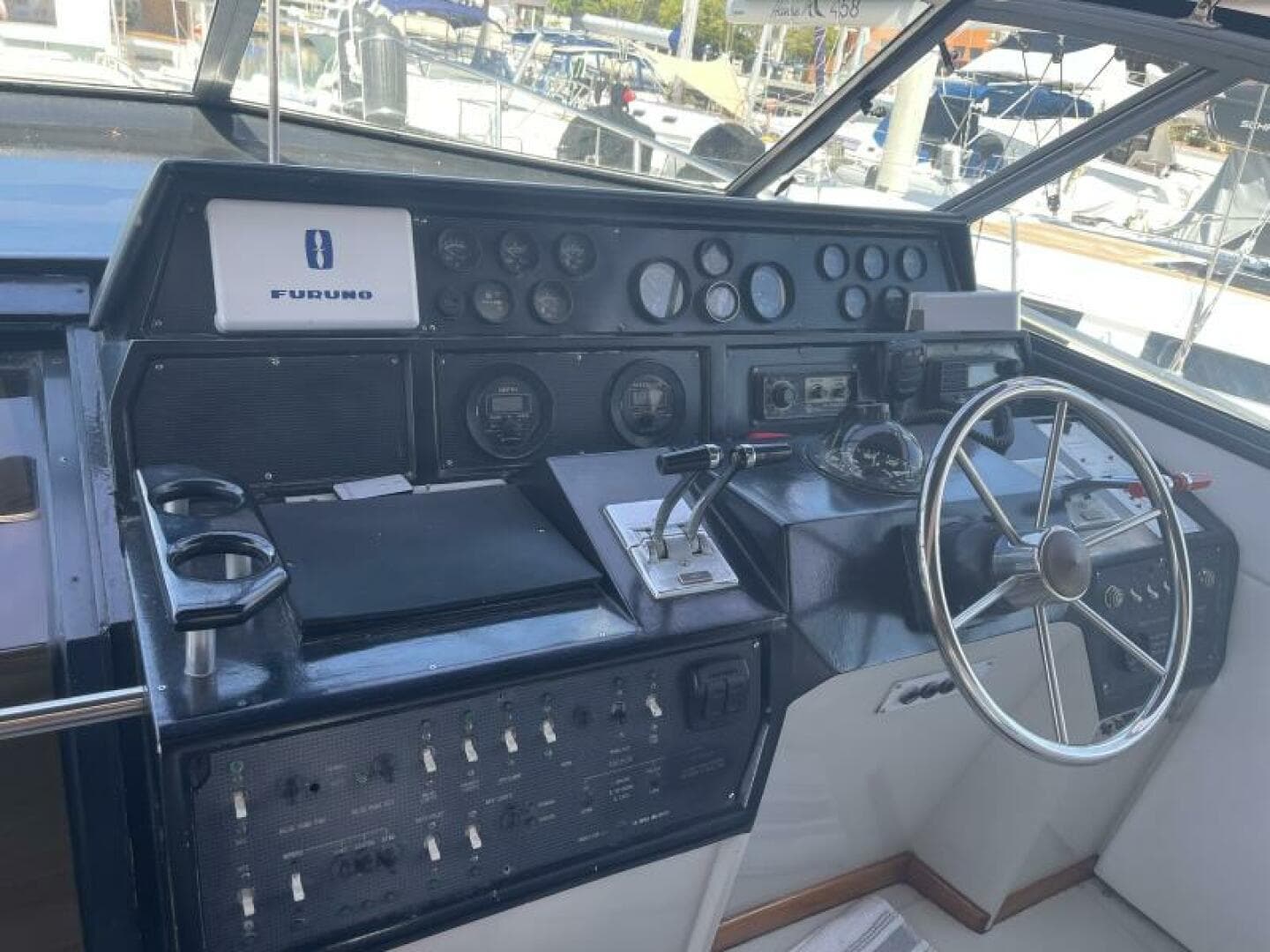 1985 Sea Ray 460 Express Cruiser — photo 11