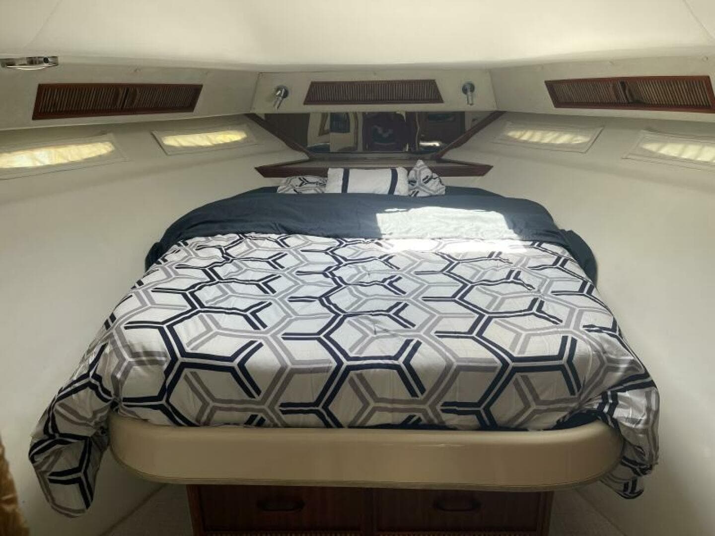 1985 Sea Ray 460 Express Cruiser — photo 18