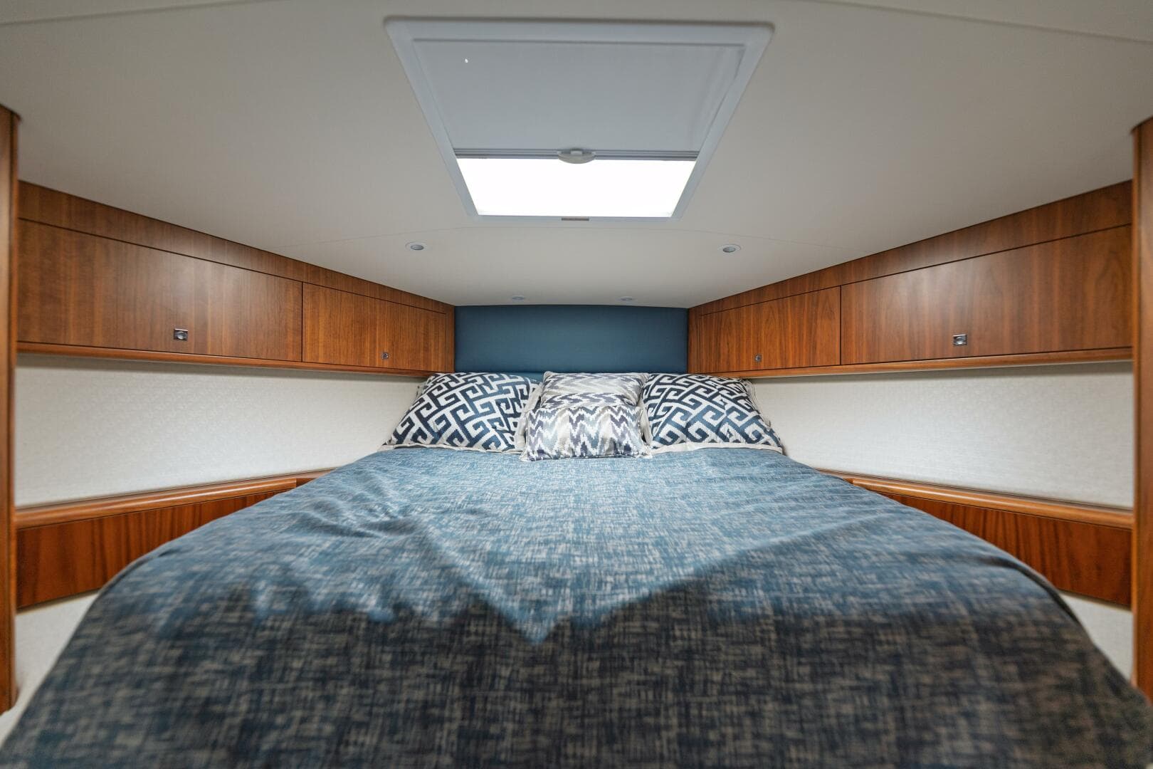 2018 Hatteras GT 45 X Flybridge — photo 14