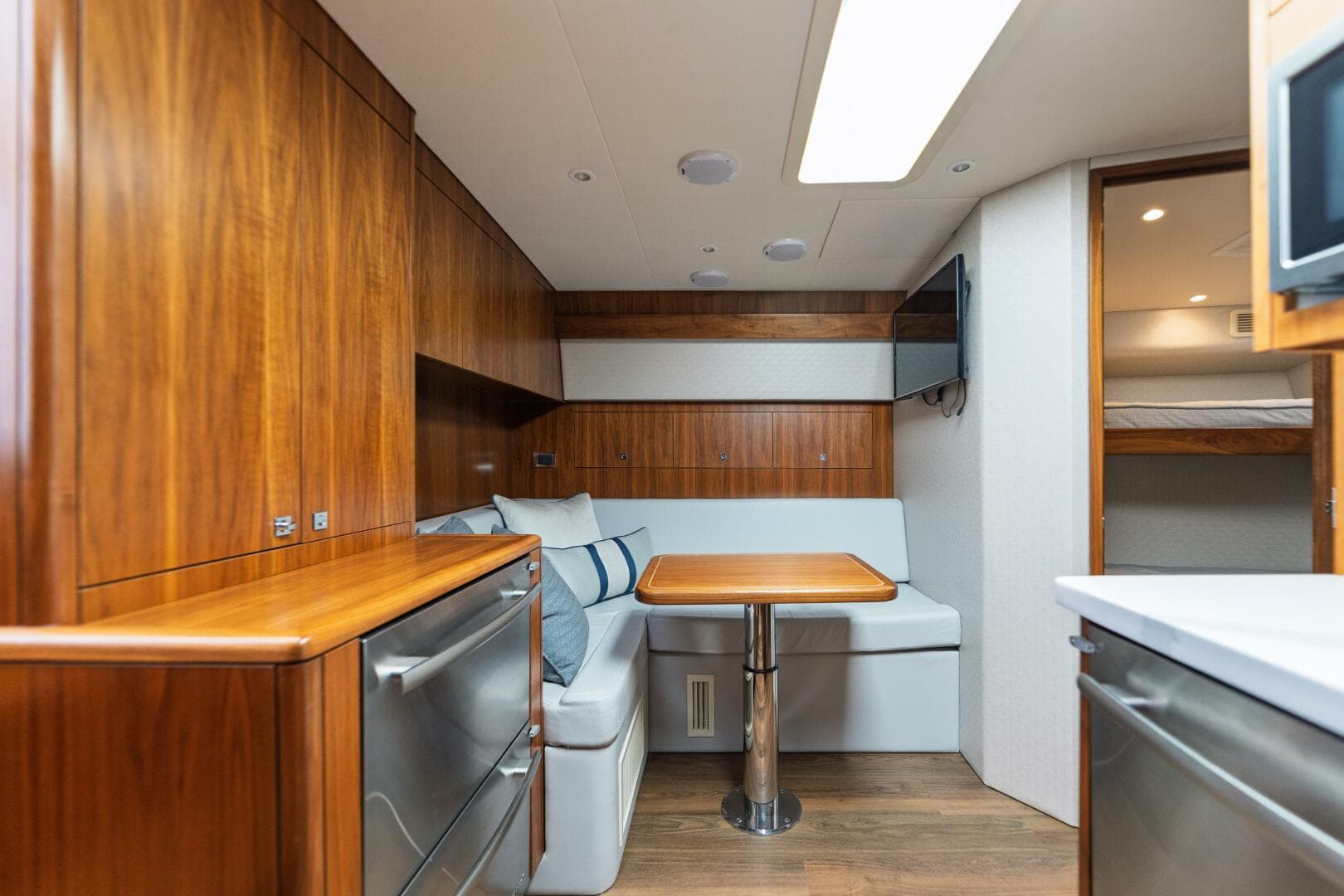 2018 Hatteras GT 45 X Flybridge — photo 4