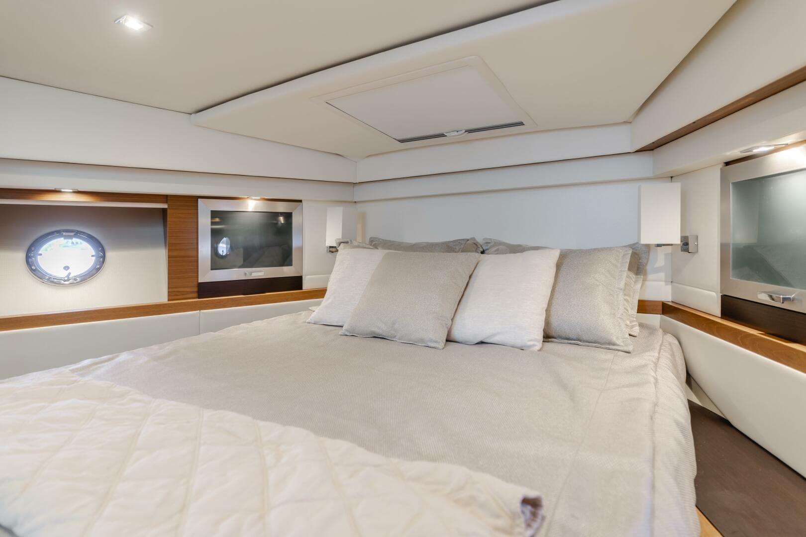 2018 Tiara Yachts F44 Flybridge — photo 4