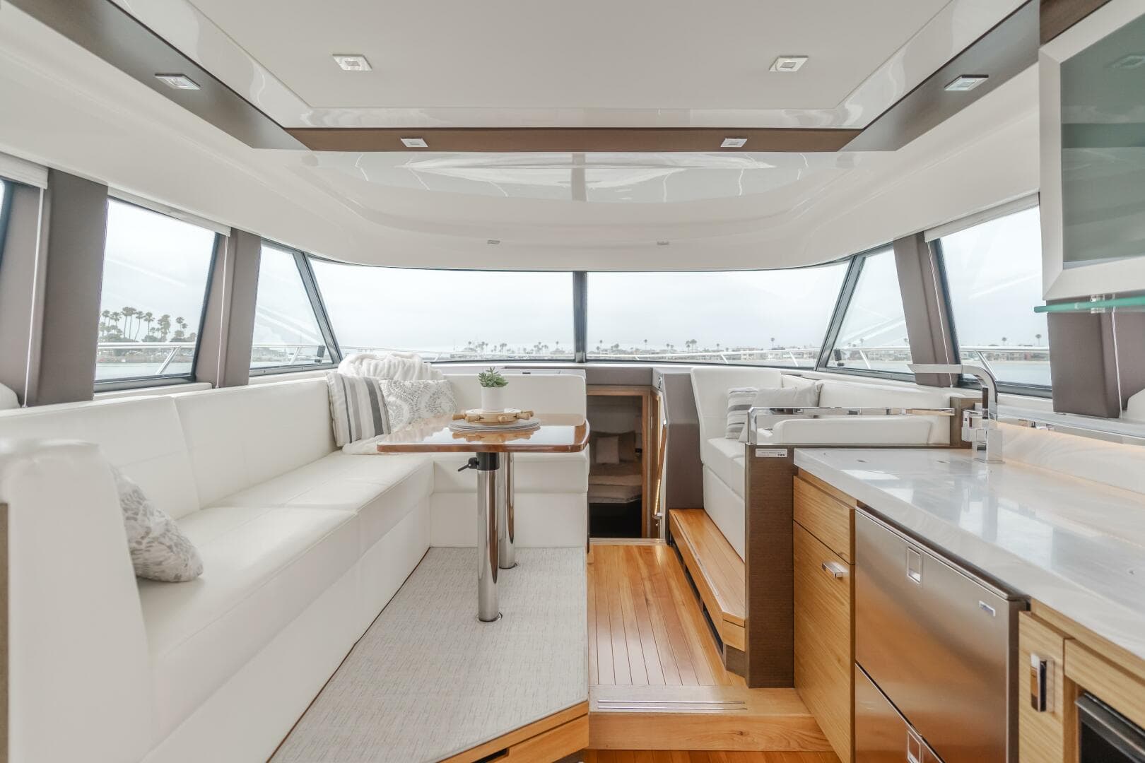 2018 Tiara Yachts F44 Flybridge — photo 3