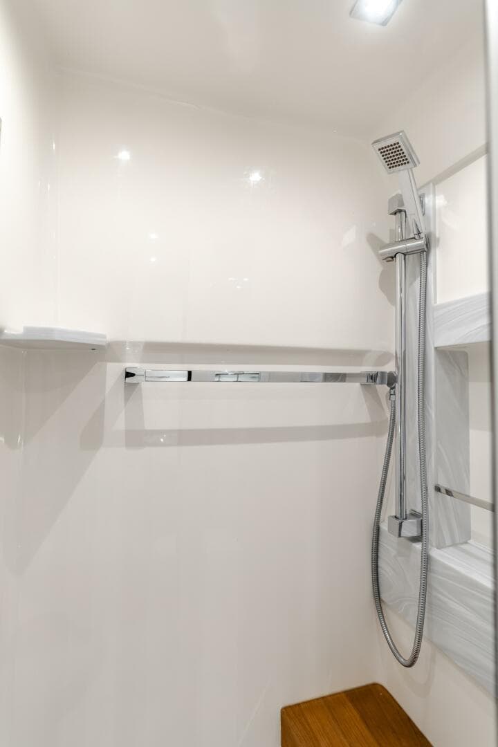 2018 Tiara Yachts F44 Flybridge — photo 17