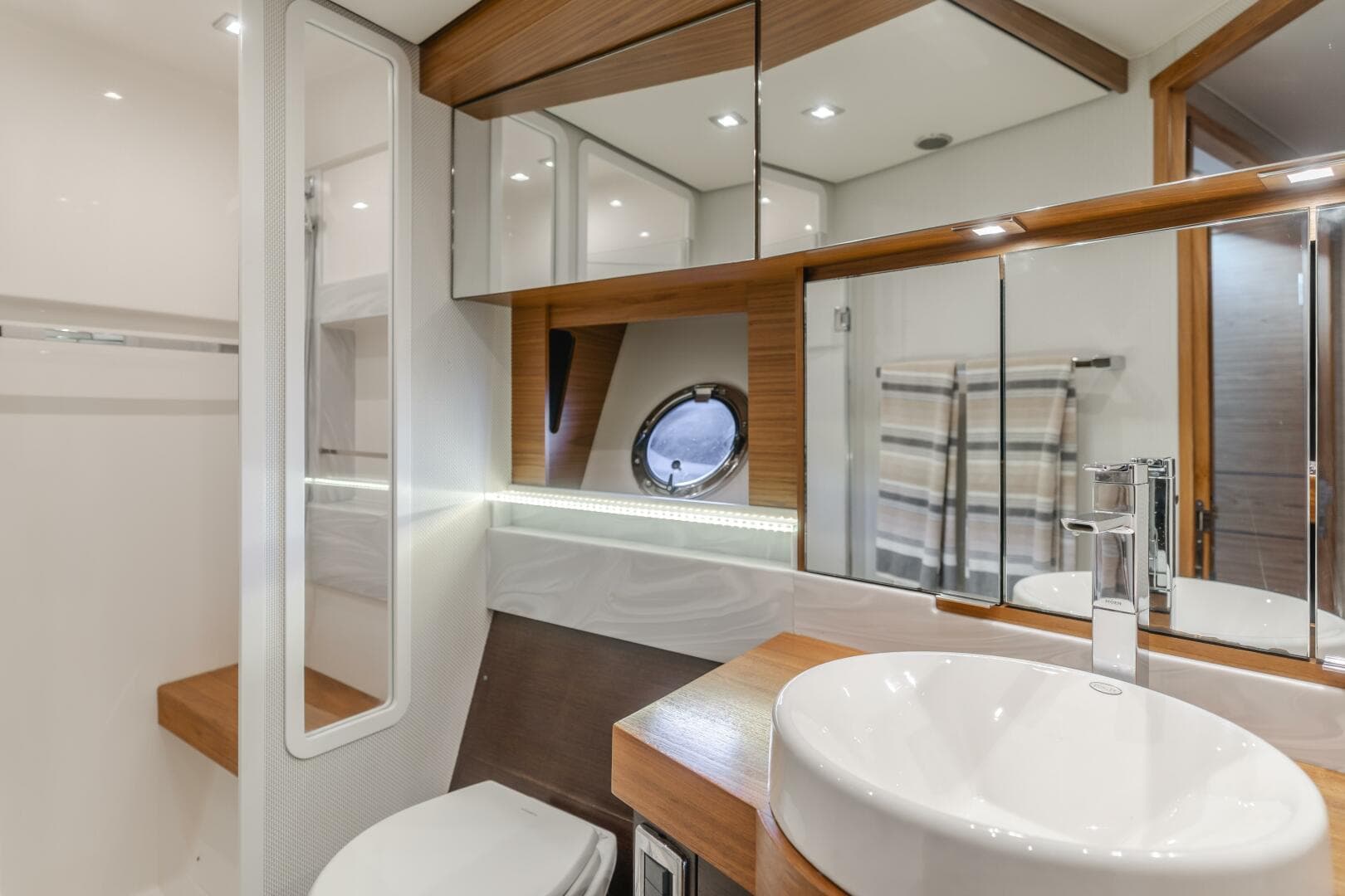 2018 Tiara Yachts F44 Flybridge — photo 16