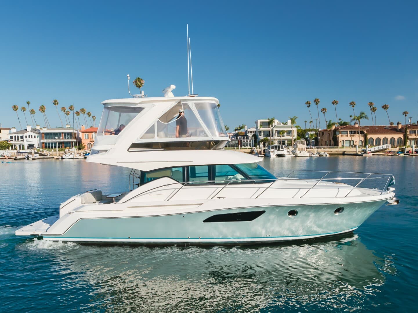 2018 Tiara Yachts F44 Flybridge — photo 1