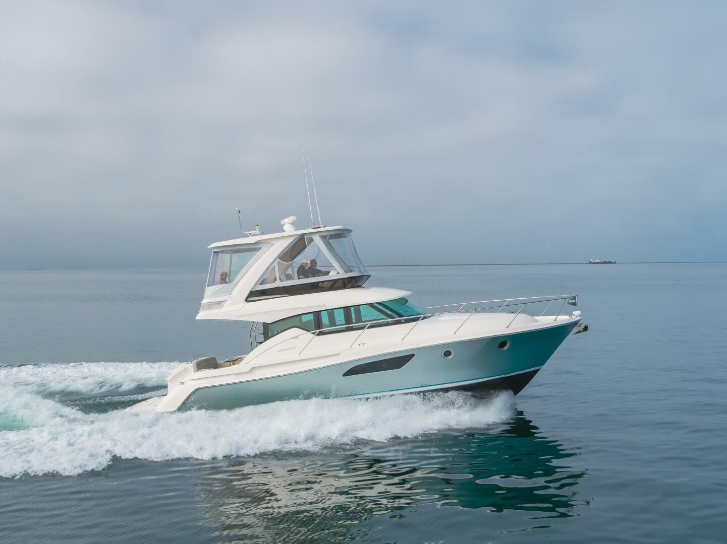 2018 Tiara Yachts F44 Flybridge — photo 36