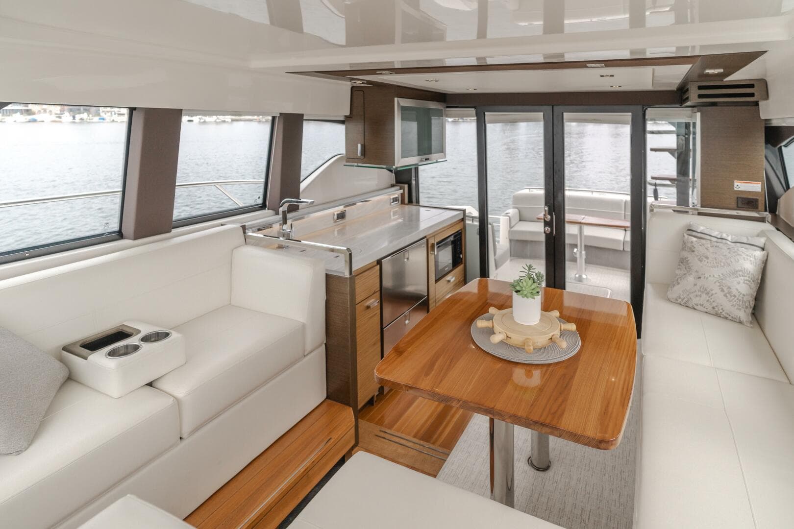2018 Tiara Yachts F44 Flybridge — photo 12