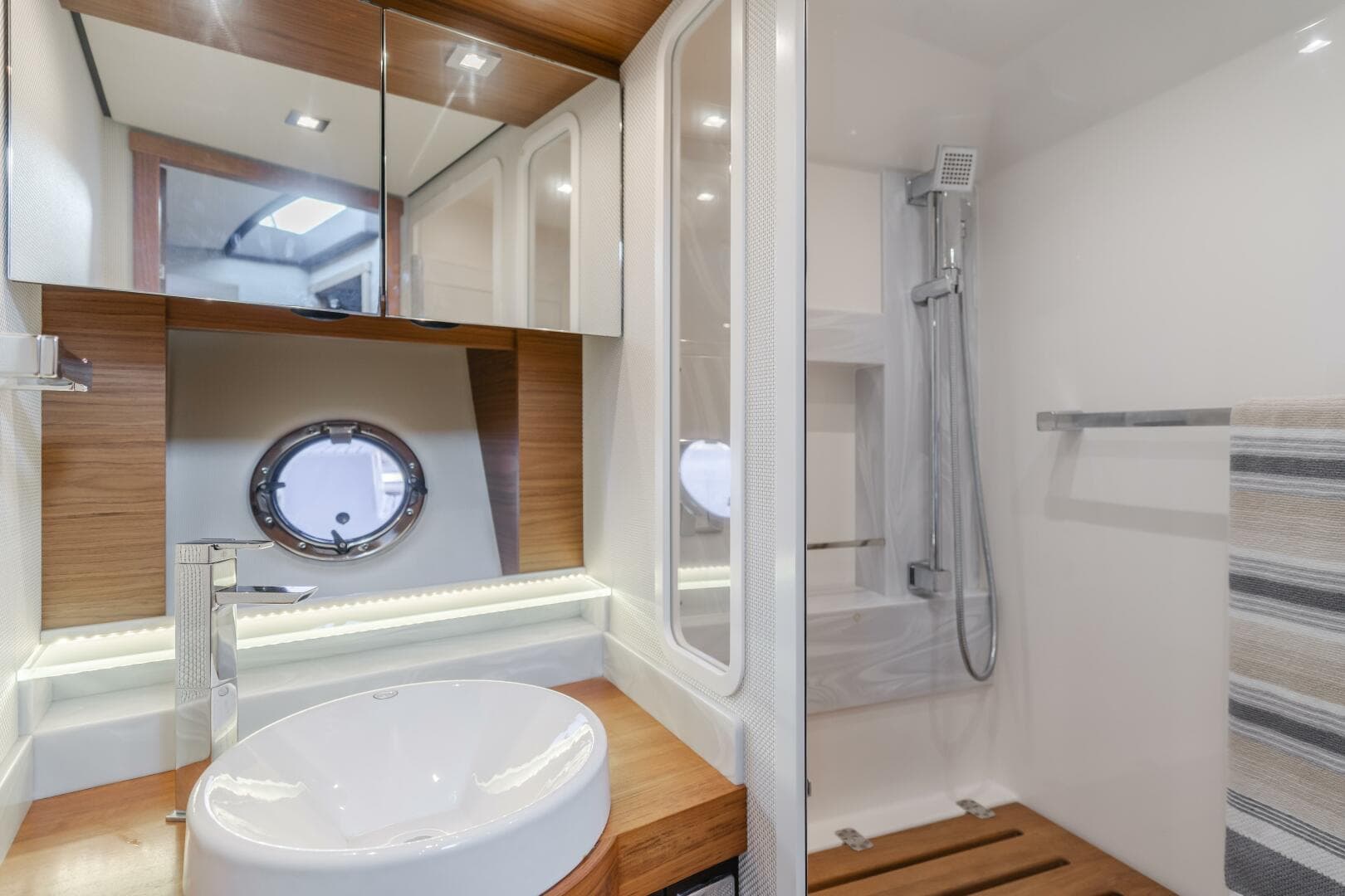 2018 Tiara Yachts F44 Flybridge — photo 18