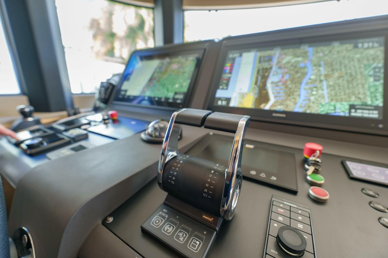 2020 Sirena 64 — photo 14