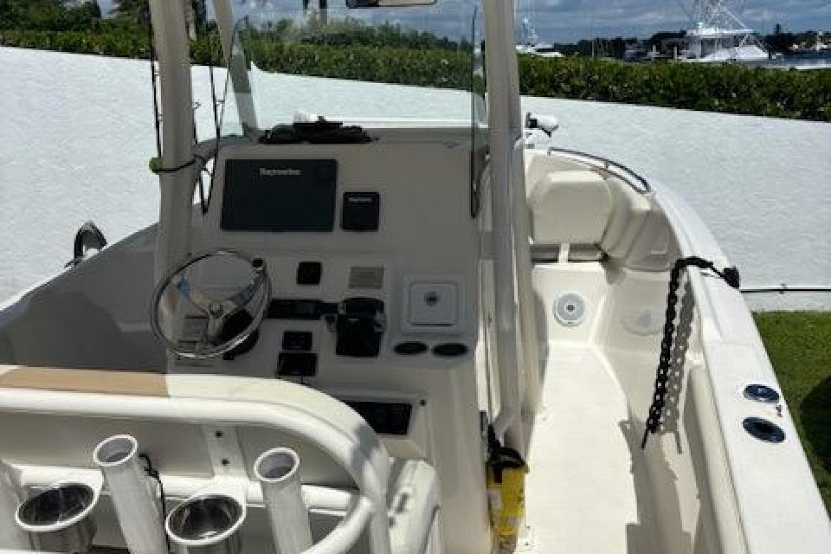 2018 Century 2600 Center Console — photo 11
