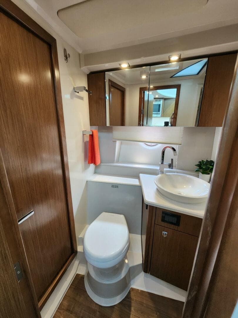 2016 Cruisers Yachts Cantius — photo 41