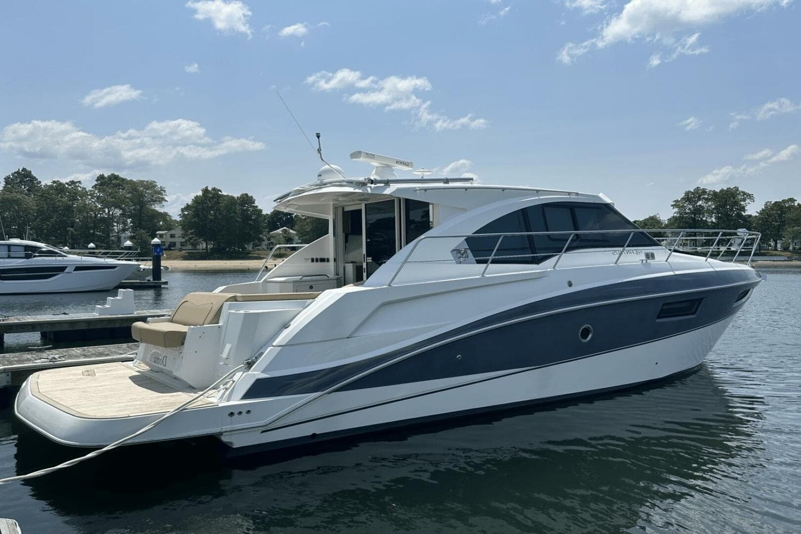 2016 Cruisers Yachts Cantius — photo 1