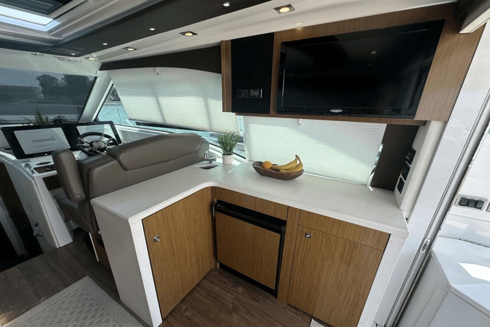 2016 Cruisers Yachts Cantius — photo 23