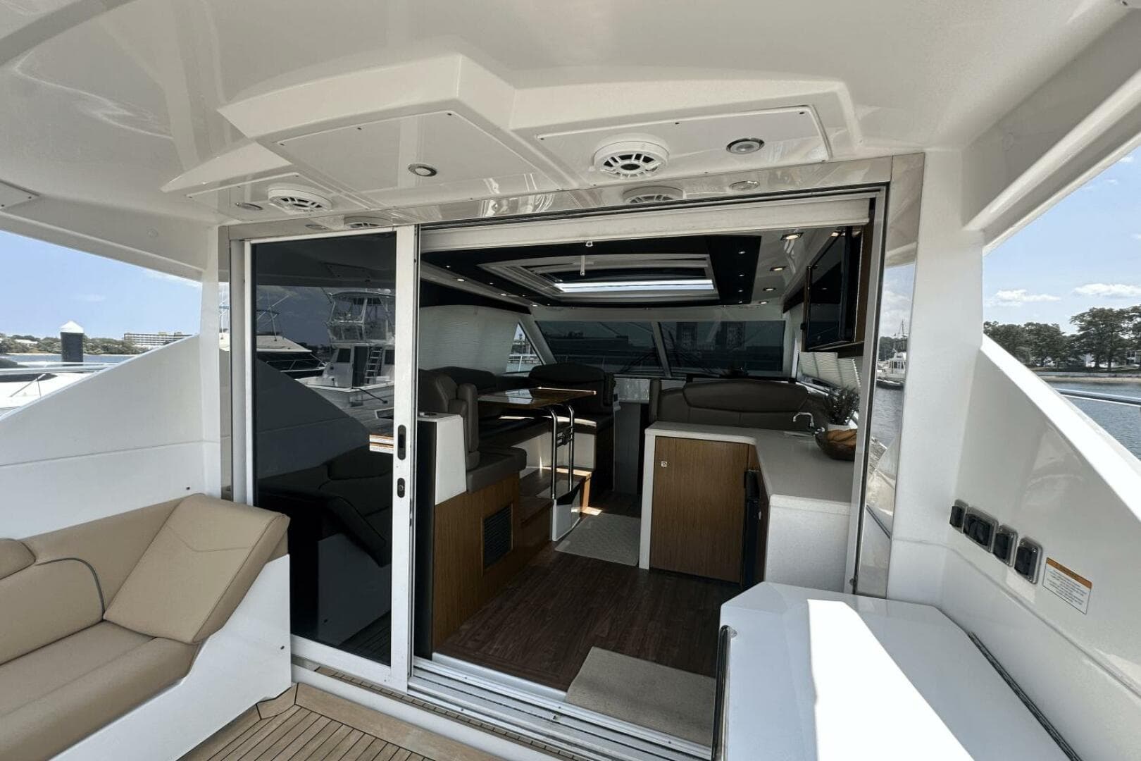 2016 Cruisers Yachts Cantius — photo 4
