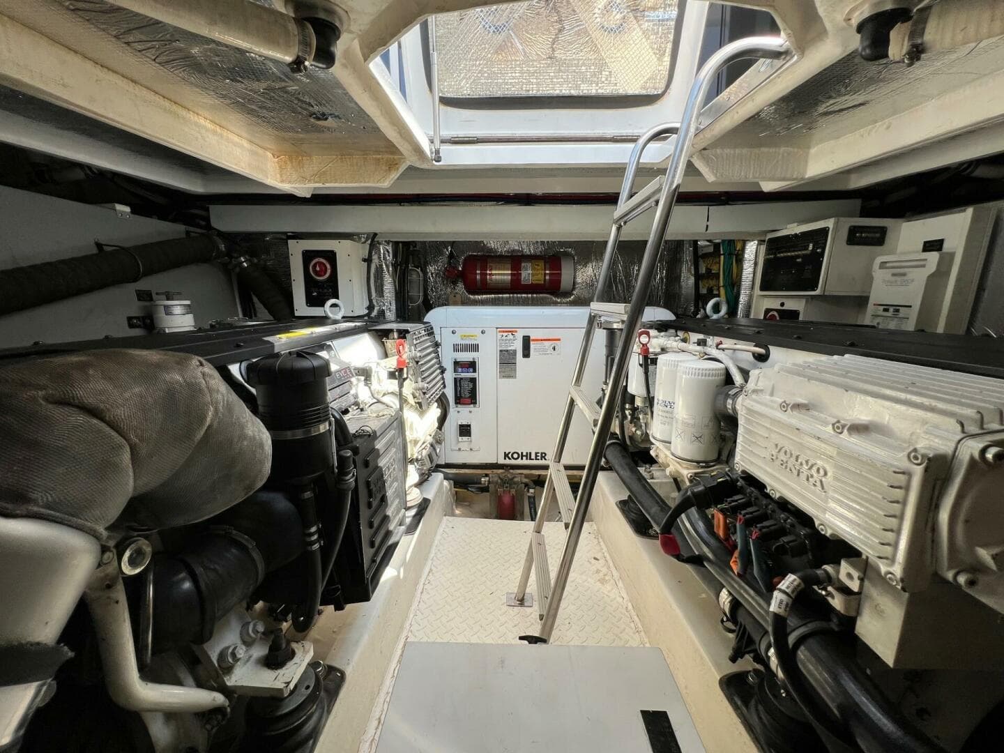 2016 Cruisers Yachts Cantius — photo 26