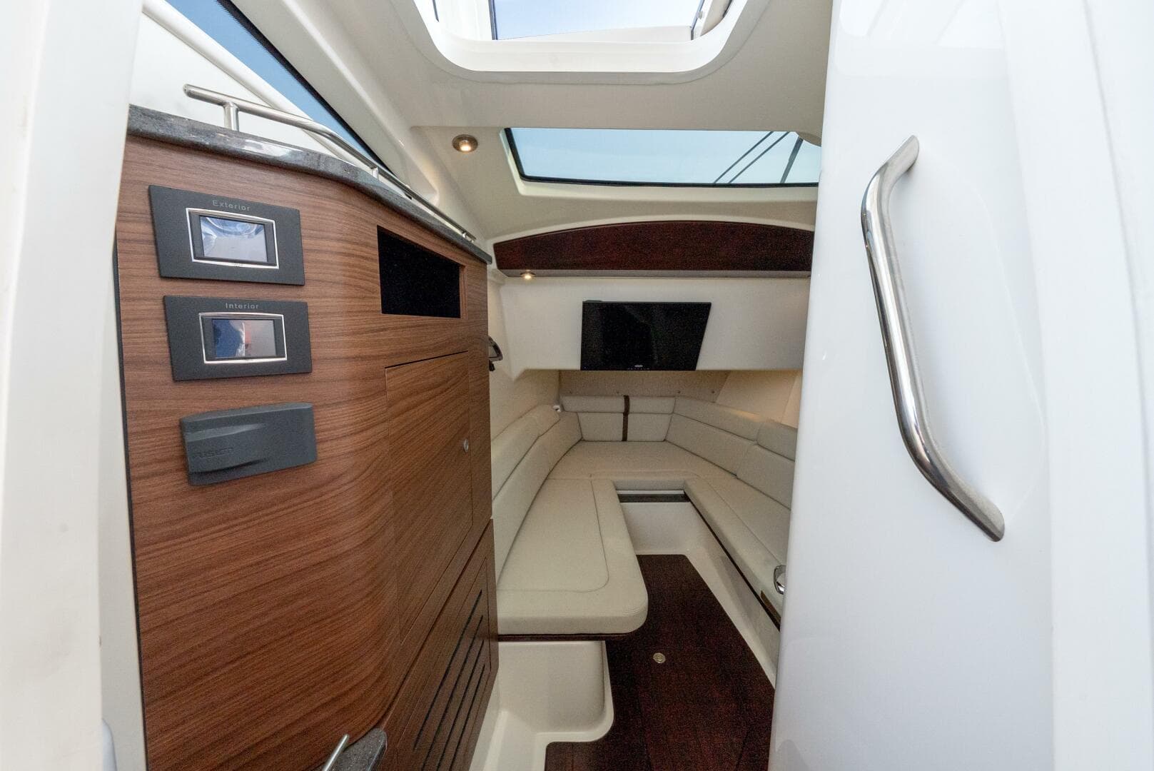 2019 Boston Whaler 350 EX Realm — photo 33